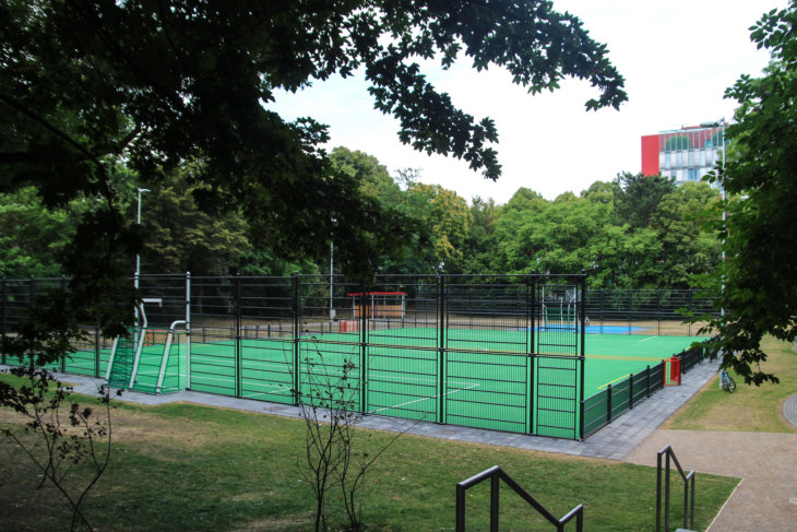 Ein kompletter Fußballplatz mit Ausstattung von ChildsPlay
