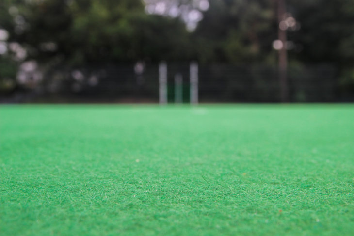 Ein grünes Teppichvlies als Bodenbelag für einen Fußballplatz.