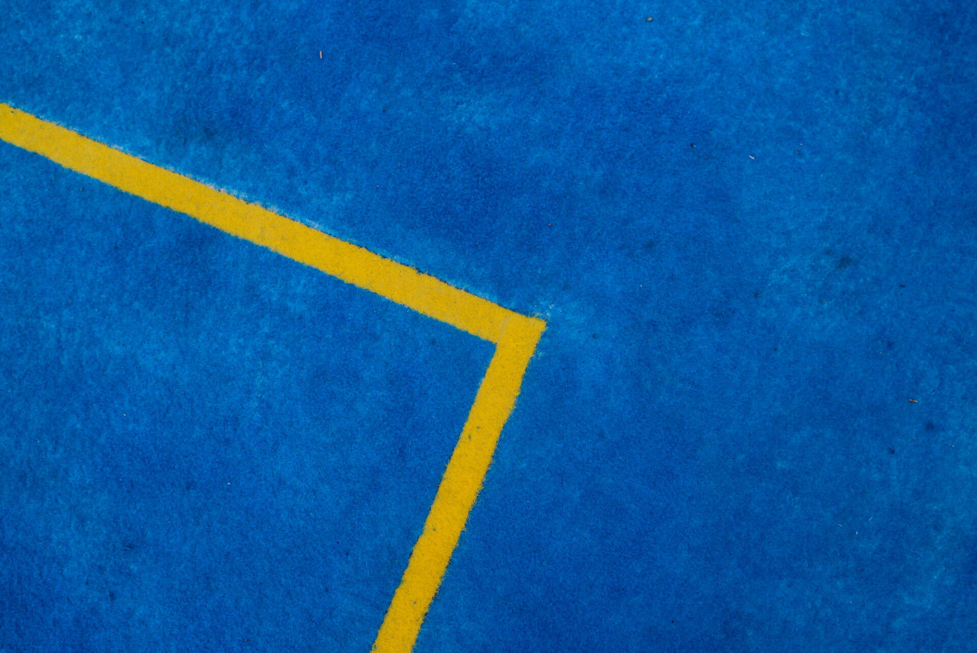 Ein blau-gelbes Basketballfeld von ChildsPlay
