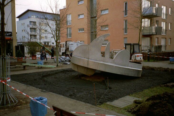 Bodenarbeiten werden unter einem Spielgerät in Köln durchgeführt.