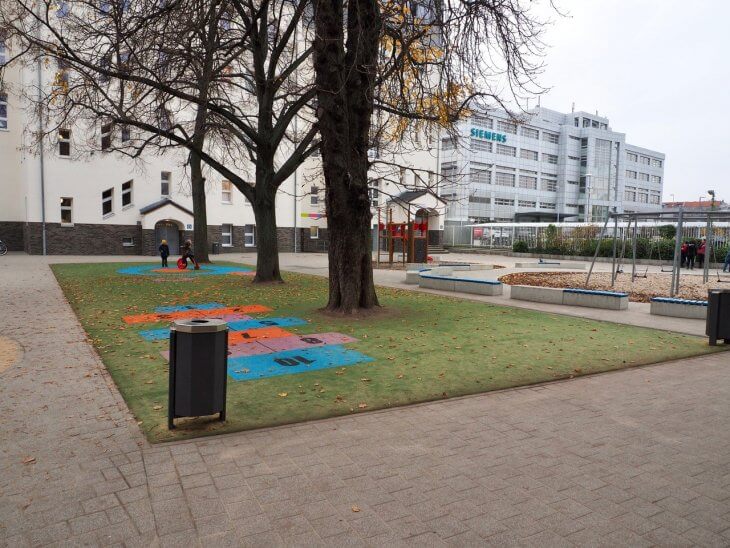 Die Spielfläche in Berlin überzeugt durch Grasgrüne Optik mit farblichen Higlights.